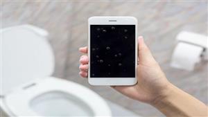 احذر.. 4 أمراض خطيرة قد تنتقل إليك من حمل الهاتف إلى الحمام