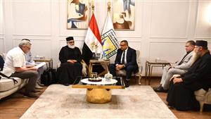 بالصور.. دير سانت كاترين يهدي محافظ جنوب سيناء نسخة من وثيقة العهدة المحمدية