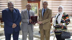 رئيس "العامة لقصور الثقافة" يهدي محافظ المنيا درع الهيئة 