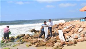 تحرك عاجل لدراسة أسباب انحسار المياه.. بيان جديد يحسم الجدل بشأن تسونامي البحر المتوسط (صور)