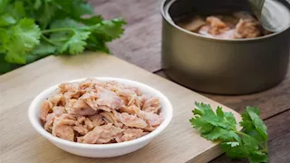 تناولها التونة بهذه الطريقة يضر بالدماغ والمعدة والقلب