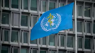 الصحة العالمية: أحد أفراد طاقم طائرتنا أُصيب بالقصف الإسرائيلي على مطار صنعاء