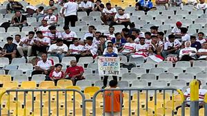 الزمالك ضد فاركو.. طفل يطلب قميص زيزو بلافتة (صور)
