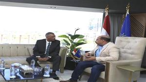 بالصور.. محافظ أسوان الجديد يتسلم ملفات المشروعات التنموية من نظيره السابق