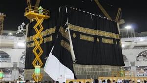 كسوة الكعبة.. تعرف على الكلمات المكتوبة وتفاصيل مذهلة لأغلى ثوب بالعالم (فيديو وصور)