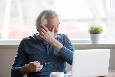 أسباب ألم العين اليمنى عند الرمش- هل له دلالات خطيرة؟