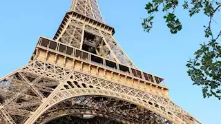 فيديو- برج "إيفل" يرتدي الحجاب ويفجر الجدل في فرنسا.. ما القصة؟ 