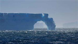 أضخم جبل جليدي في العالم يتوقف عن الحركة