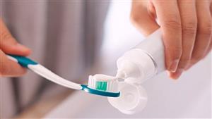 هل من الأفضل شطف الفم بالماء بعد استخدام معجون الأسنان أم لا.. طبيب يجيب 