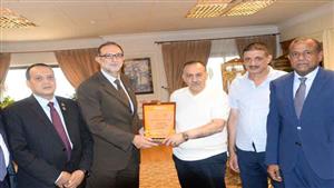 رئيس "سلامة الغذاء" يزور مقر الهيئة بأسيوط.. ويلتقي العاملين