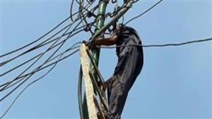 إصابة فني كهربائي بصعق أثناء صيانة عمود إنارة في الدقهلية