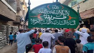 سيوف علي الرقاب وسير أعلى الأجساد.. احتفالية غريبة بأسيوط تثير جدلًا- فيديو وصور