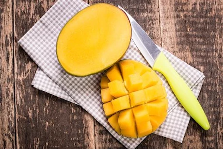 هل تناول المانجو يحبس الماء بالجسم؟- طبيب يوضح