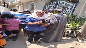 رمان وجوافة ويوسفي.. زراعة الأشجار المثمرة ترسم البهجة على وجوه أهالي طيبة بالبحيرة - صور