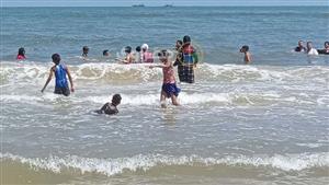 لا تسونامي ولا موج عالي.. متعة السباحة في شواطئ مصيف بلطيم - فيديو وصور 