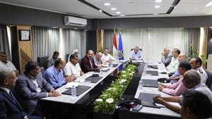 بهذه الإجراءات.. محافظة أسوان تحل مشكلة تكدس الشاحنات بمينائي أرقين وقسطل -صور