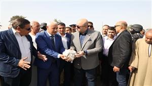 بالصور- محافظ بني سويف يفتتح موسم جني القطن  