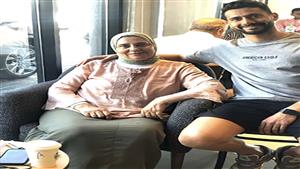 حارس مرمى الأهلي السابق ينشر صور مع والدته ويعلق (صور)