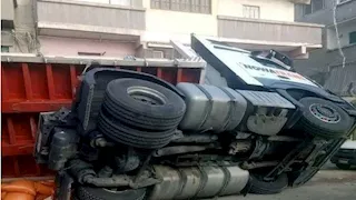 انقلاب سيارة نقل ثقيل محملة بأنابيب غاز أعلى طريق المعادي 