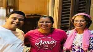 إسلام إبراهيم مع دنيا ماهر والمخرجة شيرين عادل من كواليس "تيتا زوزو"