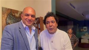 "وضعه الصحي مستقر".. طبيب محمد منير يكشف آخر تطورات حالته الصحية