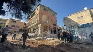 الاحتلال يطلق قنابل إضاءة فوق مخيم نور شمس