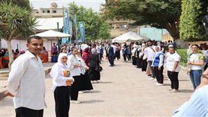 بمشاركة 32 شركة.. محافظ المنيا يفتتح الملتقى التوظيفي للشباب- فيديو وصور