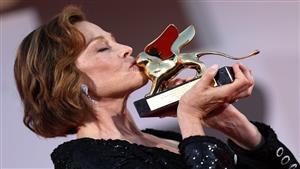سيجورني ويفر تتسلم جائزة الأسد الذهبي في حفل مهرجان فينيسيا السينمائي (صور)