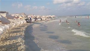 "اللي لسه مغيرش جو يلحق".. هدوء ومياه صافية بشواطئ الإسكندرية- صور