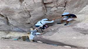 بالصور.. فوج سياحي مصري ينظف "وادي الوشواش" من المخلفات البلاستيكية 