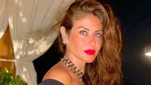 هيدي كرم تنشر إطلالة جريئة أمام البحر بالساحل على أغنية العسيلي (فيديو)