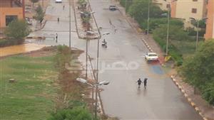 عاصفة ترابية أعقبتها أمطار غزيرة.. موجة طقس سيئ تضرب أسوان- فيديو وصور