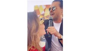 راغب علامة يحتضن زوجته أمام الجمهور ويغني لها "شو عامل فيا" (فيديو)