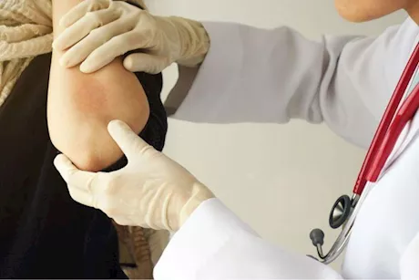 كدمات بلا سبب.. متى تكون علامة خطيرة؟