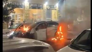 شاهد لحظة انفجار سيارة إسرائيلية قرب مركز الشرطة في مدينة عكا 