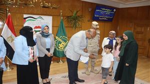 محافظ القليوبية يكرم عددا من الأسر الفلسطينية المتضررة من العدوان على غزة