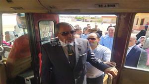 الكراسي متقطعة.. محافظ بورسعيد يوجه بتجديد سيارات نقل المعلمين لمدارس شرق -صور