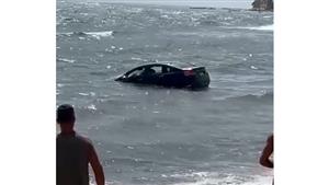 مصري في حالة سُكر يقود سيارته إلى مياه البحر في دهب