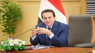 أنقذوا مريضًا اخترقت أسياخ حديدية صدره.. وزير الصحة يكرم فريقًا طبيًا بمستشفى العلمين- صور