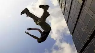 سقوط مأساوي من الطابق الحادي عشر يهز السلام