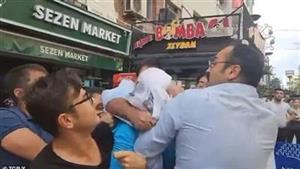 فيديو.. أتراك يضربون جنديين أمريكيين ويضعون كيسا على رأسيهما 