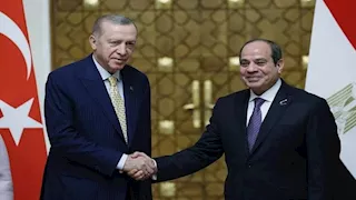 السيسي يقود سيارة كهربائية من إهداء أردوغان خلال زيارته القاهرة