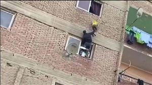 رفض والده زيادة المصروف فحاول القفز من الرابع.. تفاصيل إنقاذ طفل من الموت بالسويس