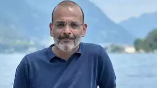 نجل أيمن بهجت قمر يتسلم تكريم جده.. ووالده يعلق