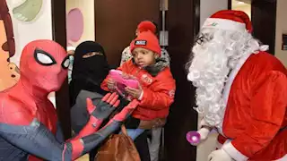 سبايدرمان وبابا نويل يحتفلان مع أطفال الصعيد مرضى السرطان بالعام الجديد 