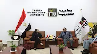 وفد من الجامعة الأمريكية يزور طيبة لبحث إنشاء مركز للتطوير المهني -صور