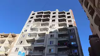 محافظ القليوبية يشهد إزالة 3 أدوار مخالفة بعمارة سكنية فى بنها -صور