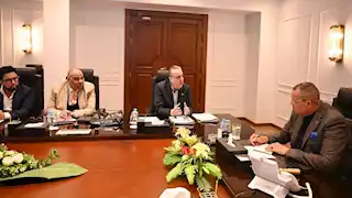 محافظ جنوب سيناء يناقش مشاكل المستثمرين مع أصحاب المشروعات المتعثرة