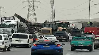 تريلا محملة بالأسمنت تدهس 8 أشخاص في حادث مروع على الأوسطي