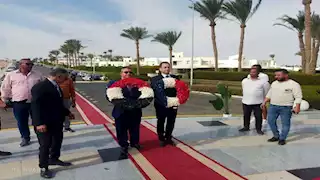 السفير الفرنسي يضع إكليلًا من الزهور على النصب التذكاري لضحايا "فلاش إير" بشرم الشيخ